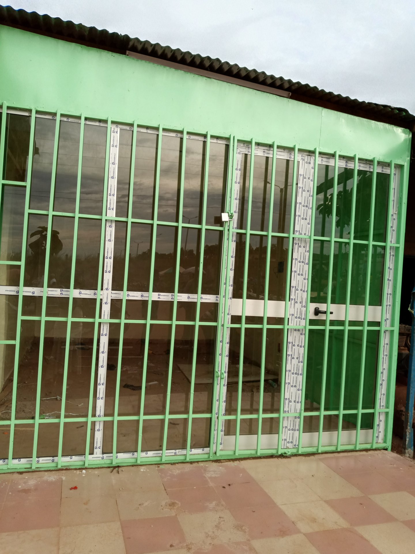 Boutique pouvant être utilisé à usage de bureaux