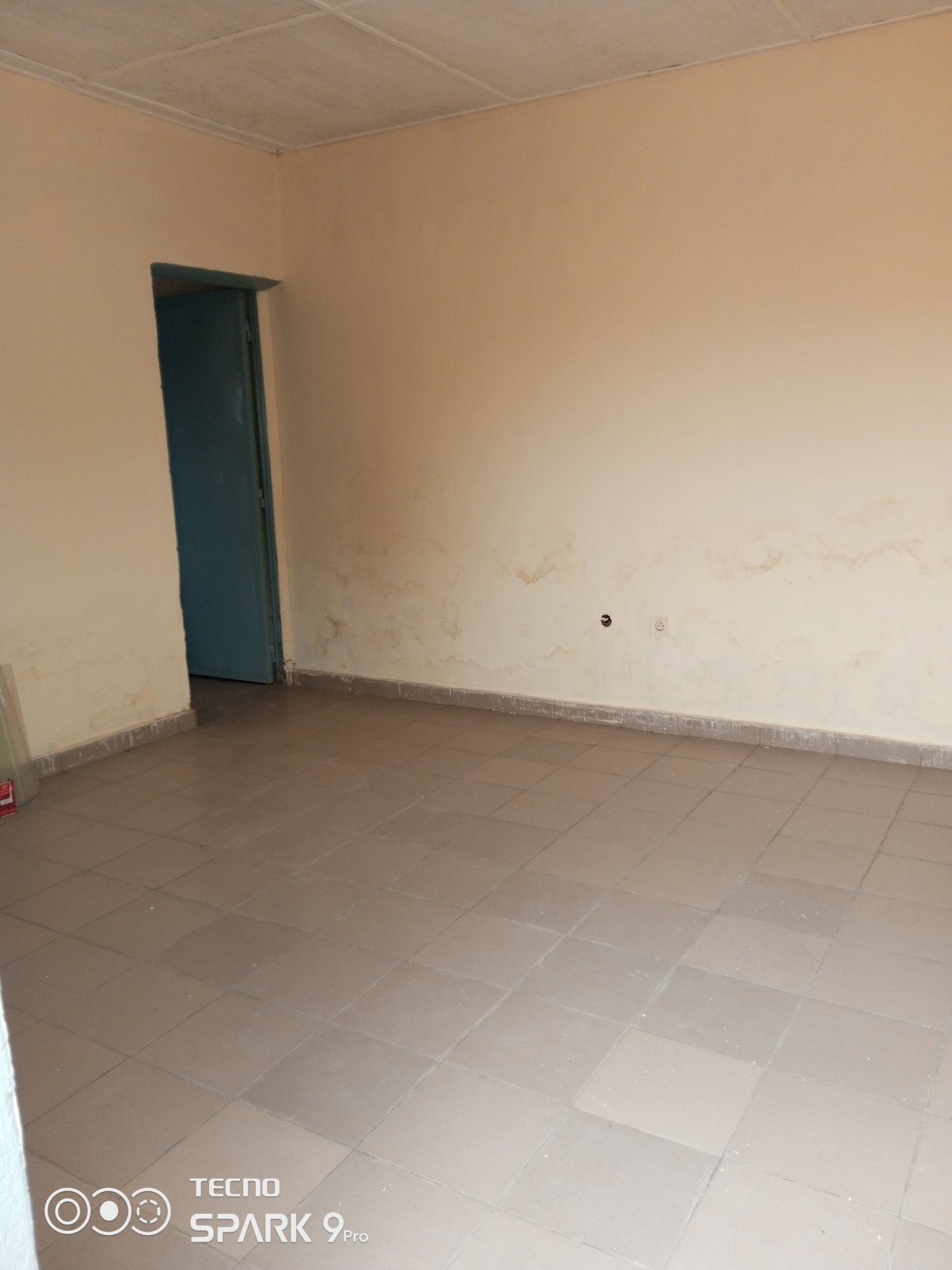 Vaste cour unique à karpala